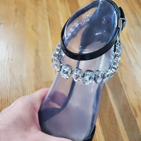 Schutz Aleah Leather Heels Sz 8 Pointed Toe Heel Black Rhinestone Chain NWOB - Picture 3 of 15